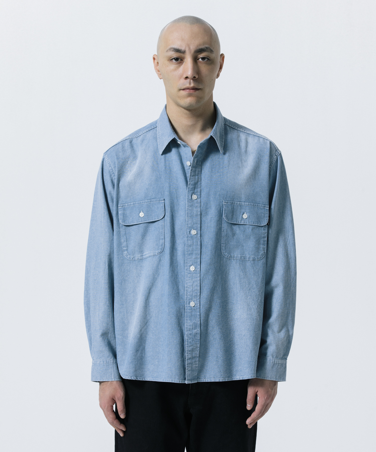 R9 CHAMBRAY SHIRT モデル着用 5